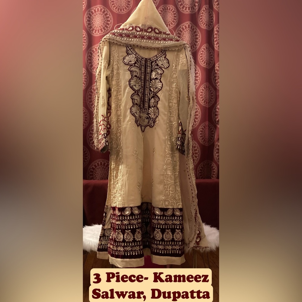 Pakistani/Indian Women’s 3 piece suit- Size: Large